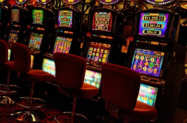 bomtoto live casino table with real dealers on mobile screen